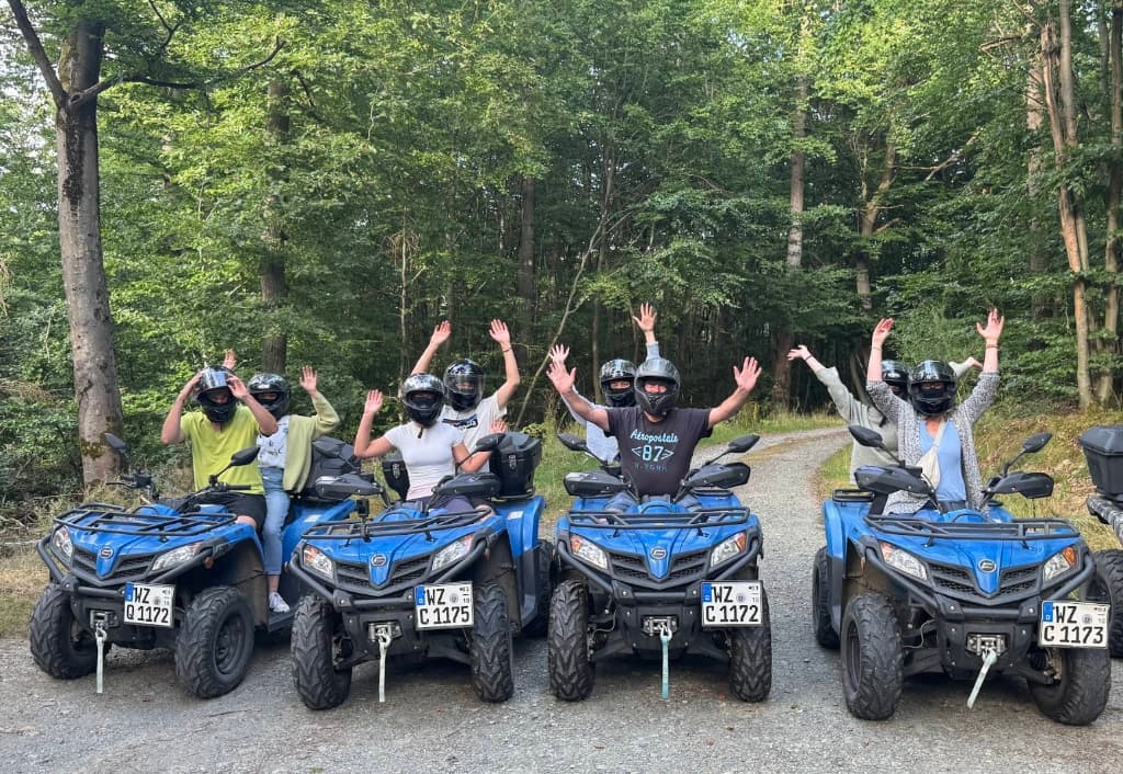 Quad Touren Hessen Team und Gäste - Gruppenfoto Offroad Erlebnis im Wald Taunus